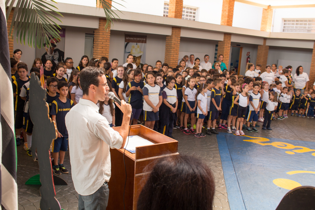 Cerimônia de posse do prefeito, vice-prefeito e vereadora da mini-cidade Juniorlândia, localizada internamente no Colégio Objetivo Júnior.