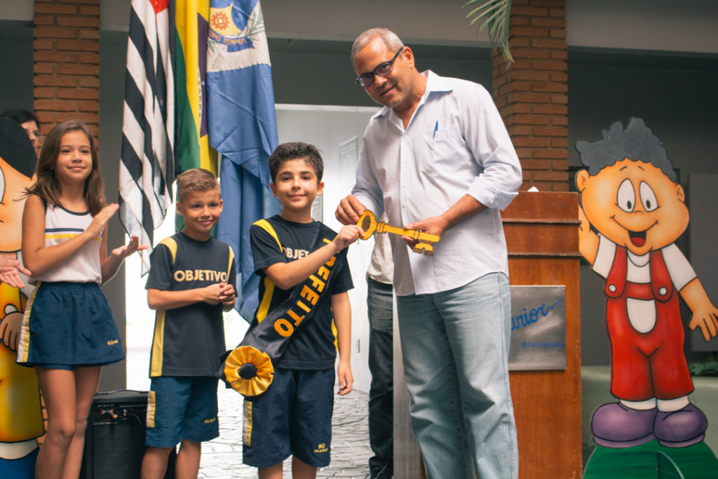 Vereador entrega a chave da mini-cidade ao prefeito eleito