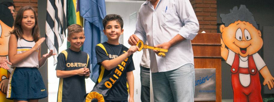 Entrega da faixa e a chave da mini-cidade Juniorlândia ao novo prefeito eleito